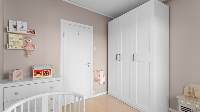 Rommet egner seg perfekt som barnerom, gjesterom eller hjemmekontor, med plass til både seng og garderobe.