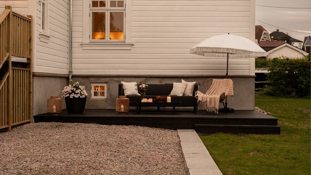 Plattingen er vestvendt og sommerstid solfylt fra ettermiddag mot kveld.