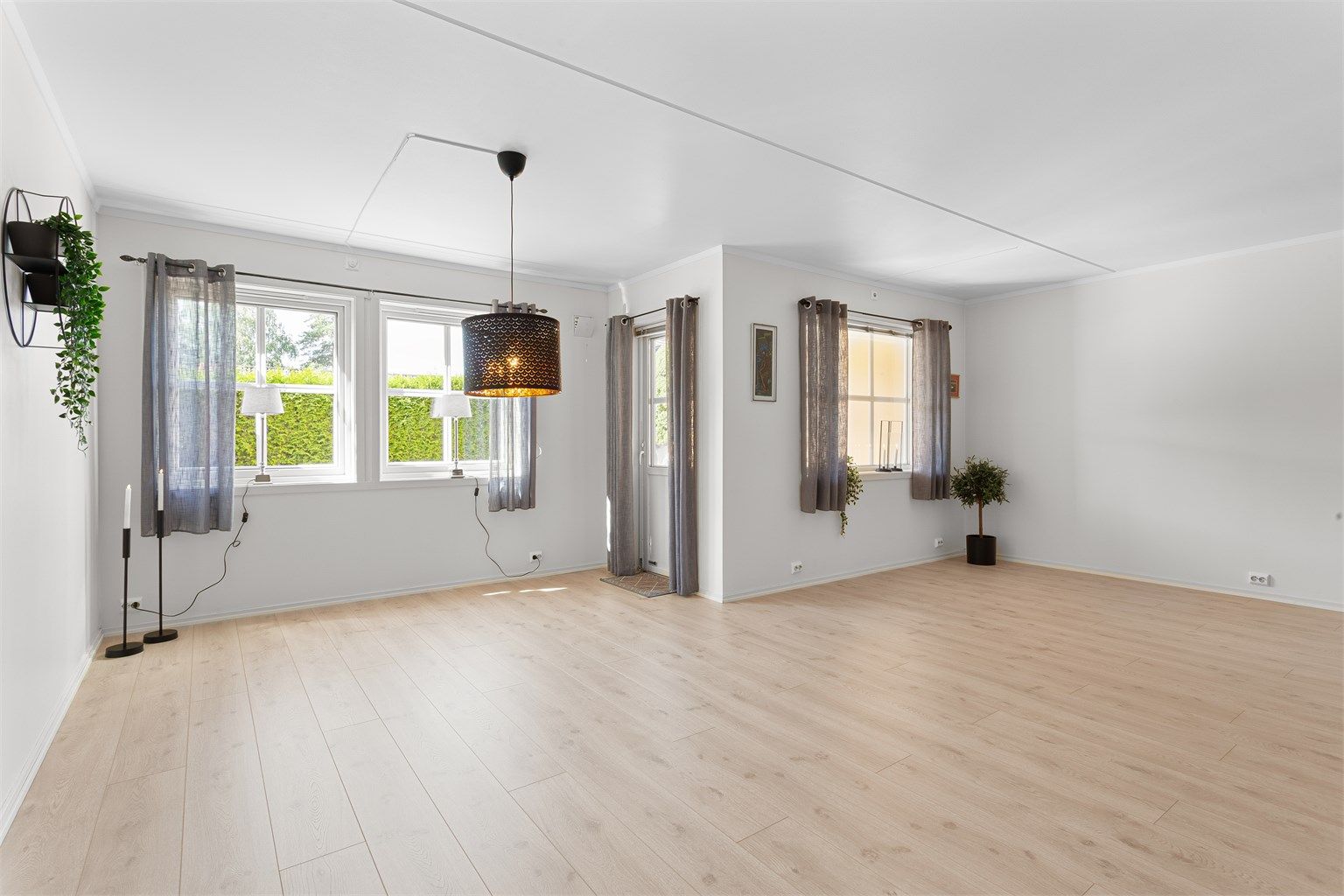 Utgang fra stuen til markterrasse