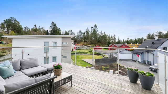 Balkongen er på hele 27 kvm, og her kan solen nytes helt til ca 22:30 midtsommers