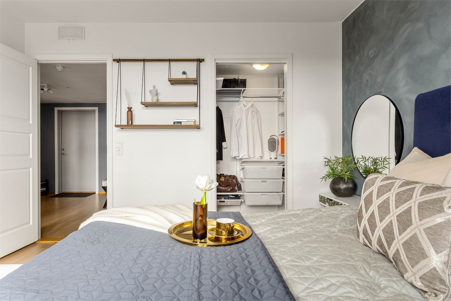 Fra hovedsoverommet er det adkomst til en praktisk, innredet garderobe.