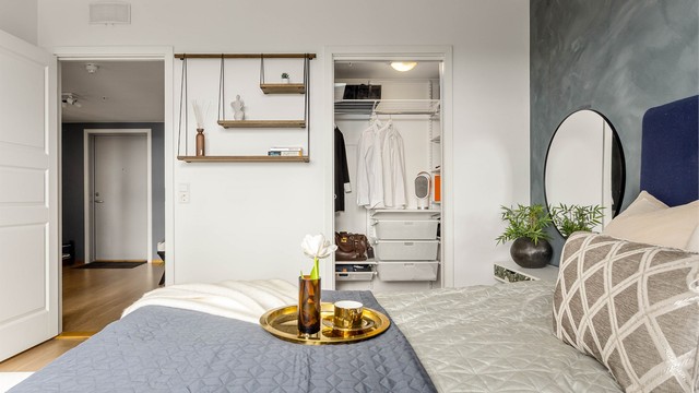 Fra hovedsoverommet er det adkomst til en praktisk, innredet garderobe.