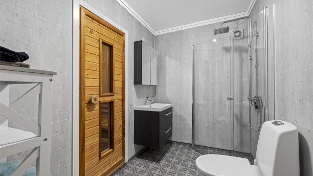 Badet i underetasjen ble oppgradert i 2018, med gulvvarme, rør-i-rør-system og dusjhjørne med regndusj.