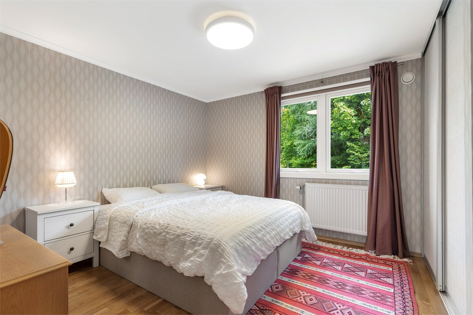 Hovedsoverommet har god plass til dobbeltseng og nattbord på hver side.
