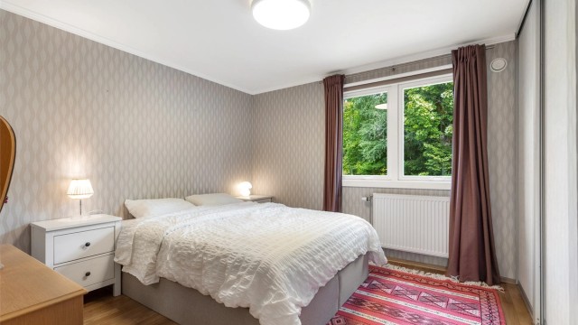 Hovedsoverommet har god plass til dobbeltseng og nattbord på hver side.