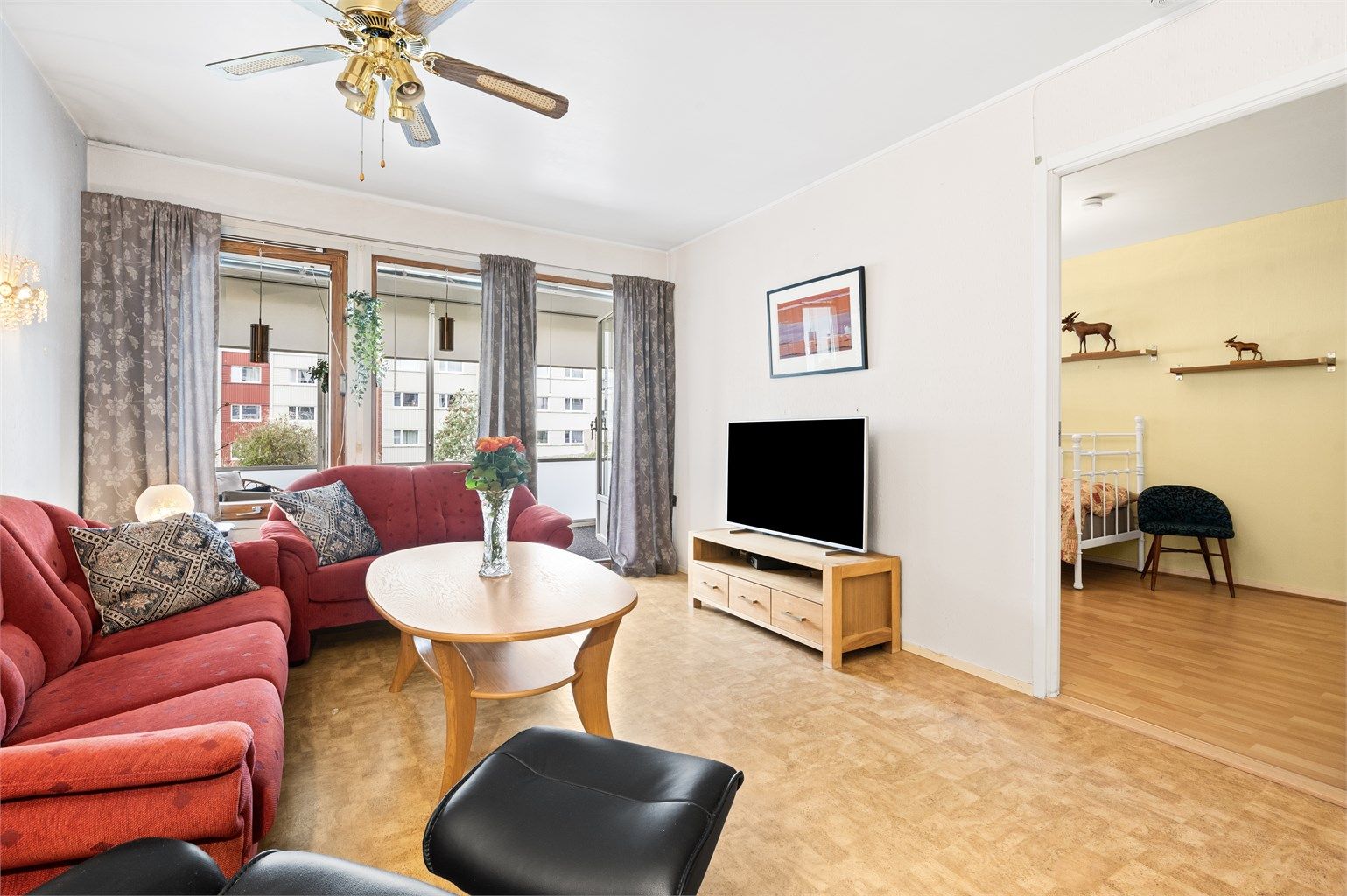 Stuen er romslig og kan enkelt møbleres med en hyggelig sofagruppe med tilhørende møblement