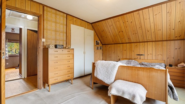 Her er det god plass til oppbevaring med innebygget garderobeskap og mulighet for kommoder. Det er også knevegger mot kaldtloft.