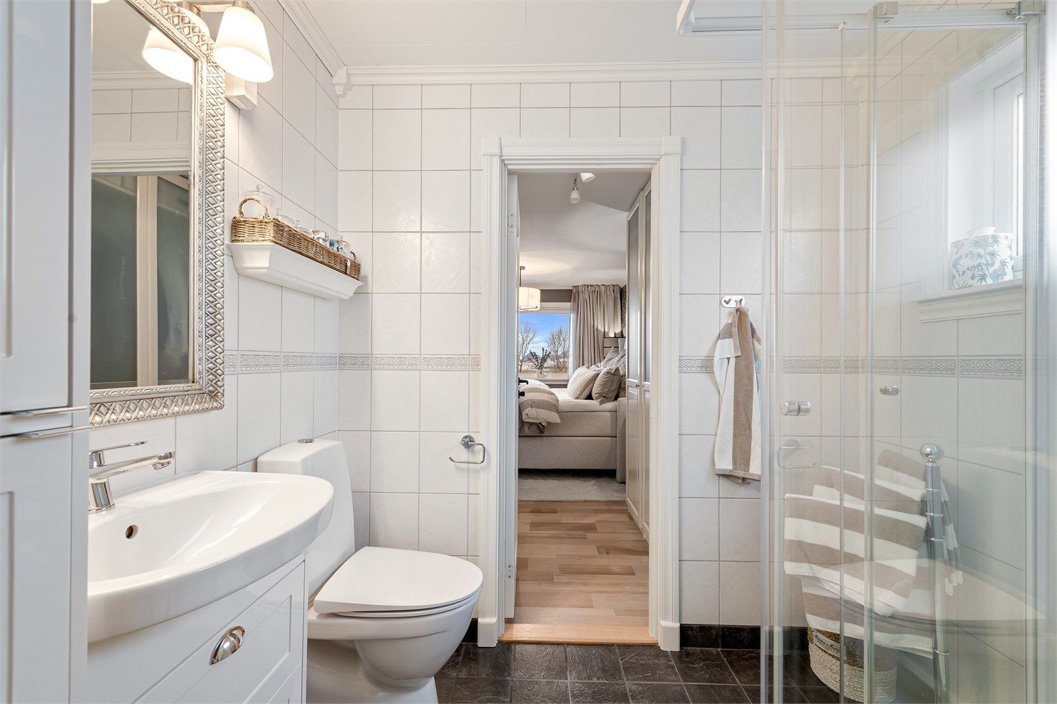 Badet har adkomst til hovedsoverommet