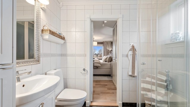 Badet har adkomst til hovedsoverommet