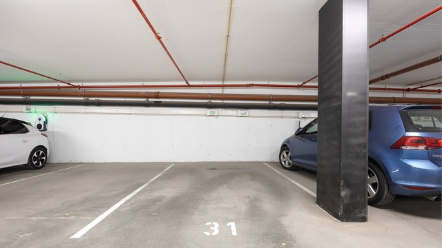 Det følger en parkeringsplass i garasjekjelleren.