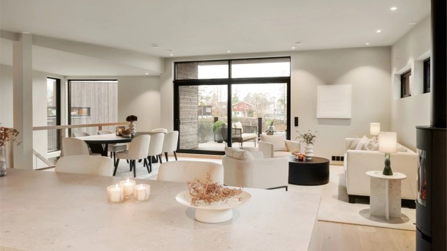 Fra kjøkkenøya har man full oversikt over det sosiale allrommet, med stue, spisestue og utgang til balkongen.