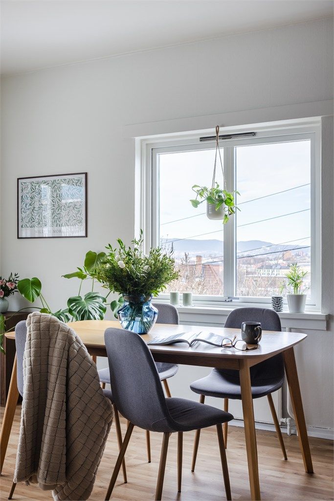 I overgangen fra stuen mot kjøkkenet er det en naturlig plass å innrede med spisebord - her kan du invitere over venner og familie på hyggelige sammenkomster. 