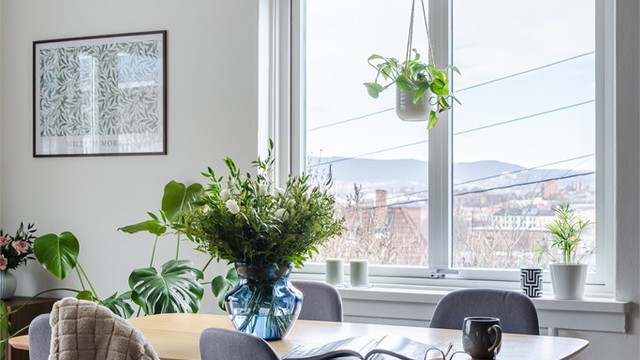 I overgangen fra stuen mot kjøkkenet er det en naturlig plass å innrede med spisebord - her kan du invitere over venner og familie på hyggelige sammenkomster.