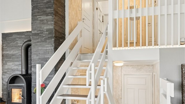 Stuen er et hyggelig samlingspunkt i boligen, med plass til både sofagruppe og spisebord.