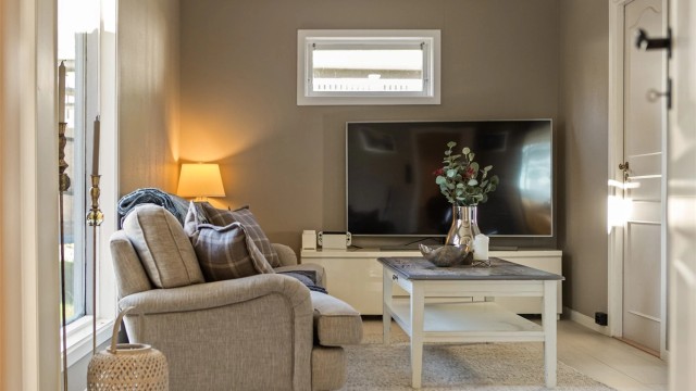 Tv-kroken har målt takhøyde på 2,40 meter og plass til sofagruppe.