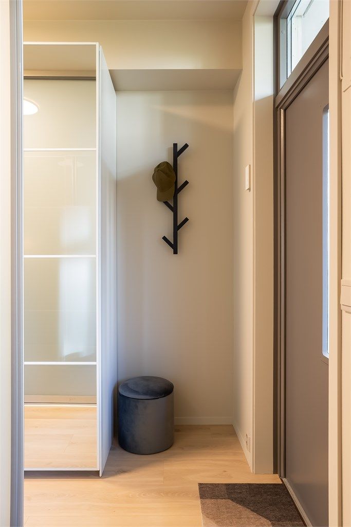 Praktisk åpen garderobenisje rett ved inngangdøren. Leiligheten har også bod i kjeller.