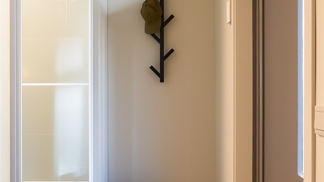 Praktisk åpen garderobenisje rett ved inngangdøren. Leiligheten har også bod i kjeller.