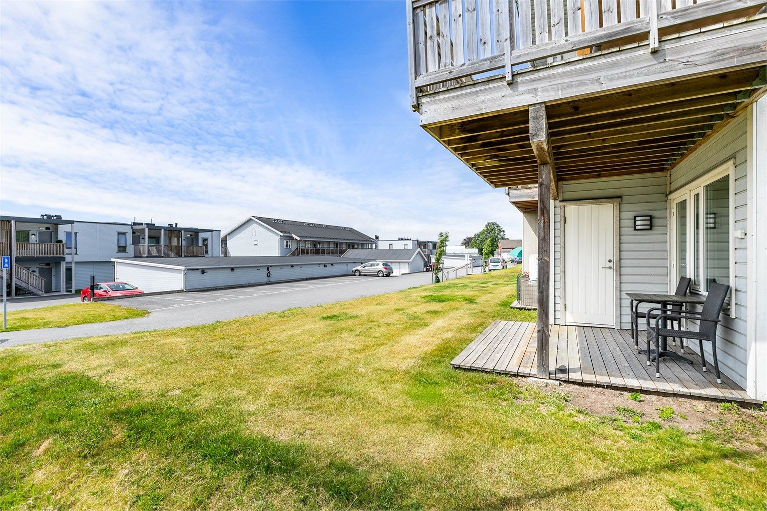 Sørvendt terrasse og fri adgang til plenen sikrer tilgang til sol hele dagen. Boden tilknyttede terrassen er velegnet for oppbevaring av puter og annet. Fotograf; Børge Oppegård.