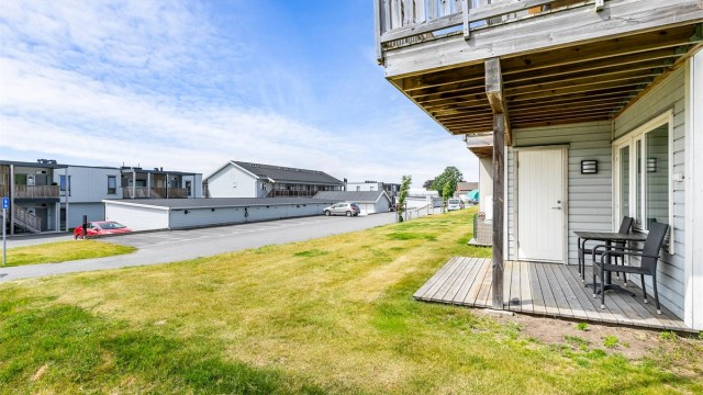 Sørvendt terrasse og fri adgang til plenen sikrer tilgang til sol hele dagen. Boden tilknyttede terrassen er velegnet for oppbevaring av puter og annet. Fotograf; Børge Oppegård.