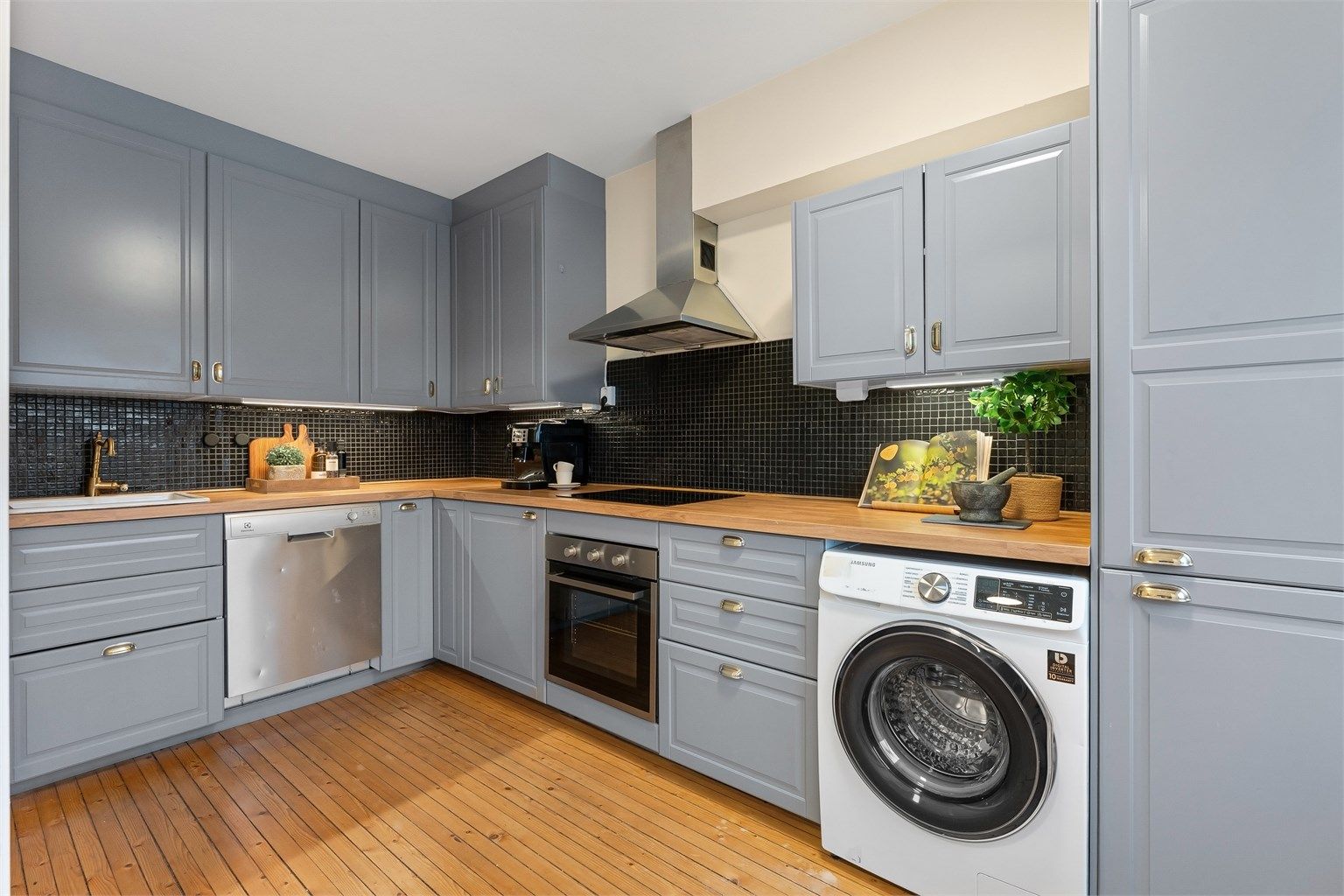 Stilrent kjøkken fra med profilerte fronter fra 2020/21 med  og godt med skap- og benkeplass.