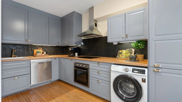 Stilrent kjøkken fra med profilerte fronter fra 2020/21 med og godt med skap- og benkeplass.