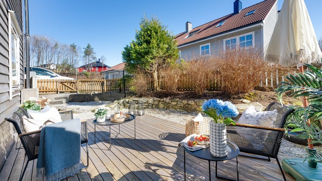 Stor og fin inngjerdet uteplass med terrasse på ca. 18 kvm. Her har du sol fra tidlig morgen til ca. kl 15 om ettermiddagen.