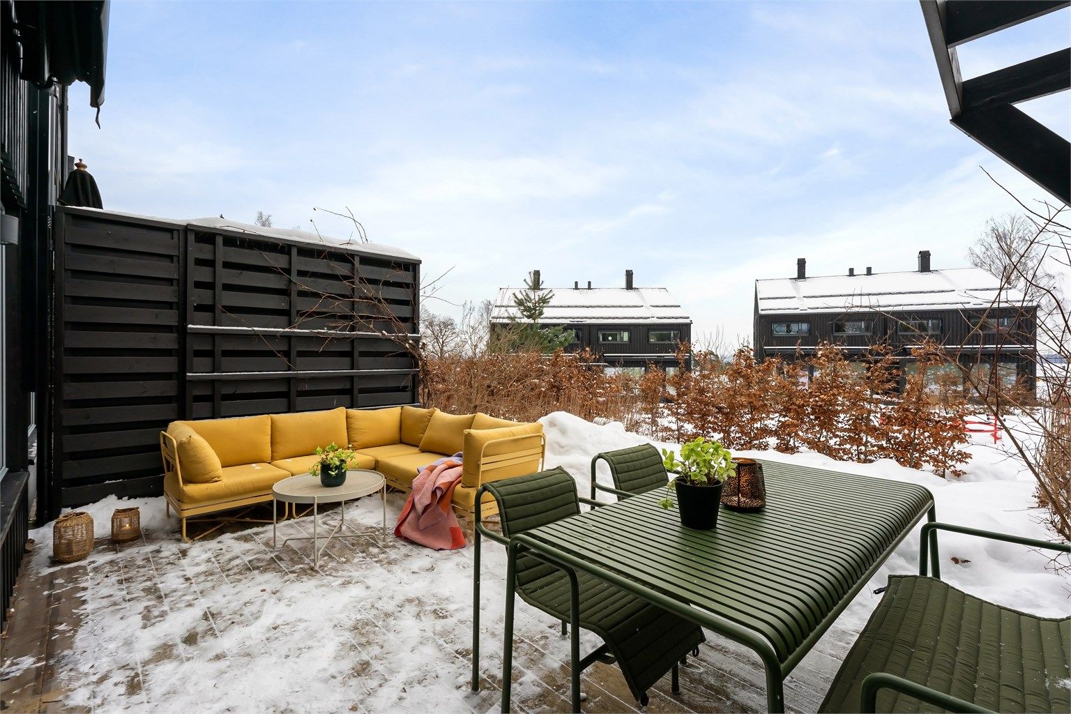 Her bor du i et vakkert anlagt boligområde med lekeplasser, flotte fellesarealer og frodig vegetasjon