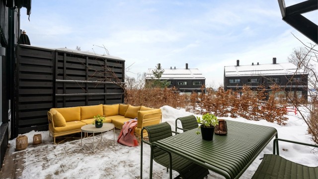 Her bor du i et vakkert anlagt boligområde med lekeplasser, flotte fellesarealer og frodig vegetasjon