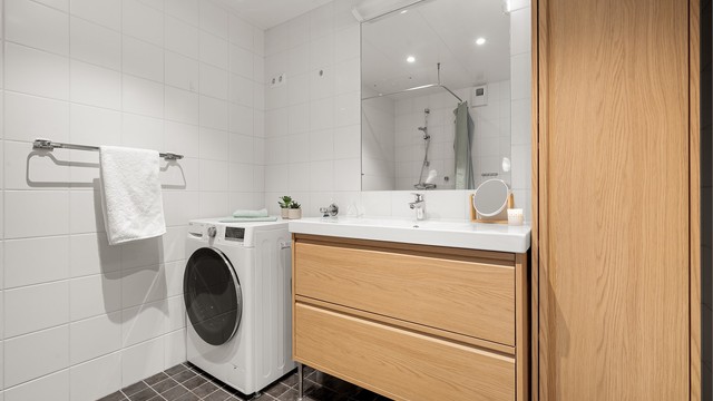 Ny baderomsinnredning og høyskap gir god oppbevaringsplass. Det er også opplegg for vaskemaskin.