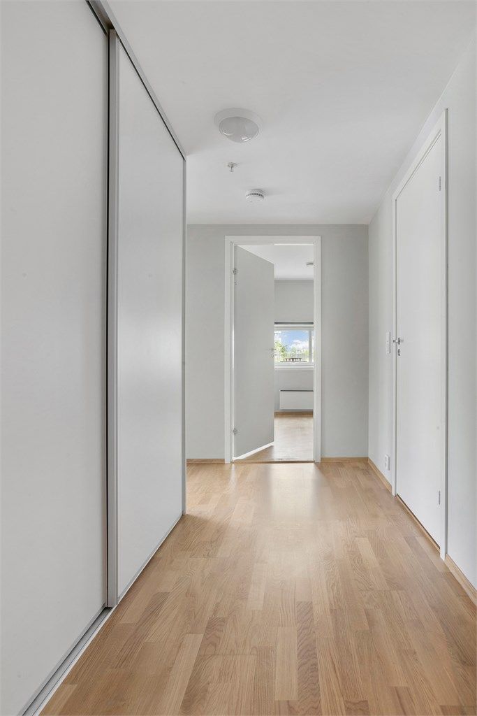 Entréen er utstyrt med en romslig skyvedørsgarderobe for praktisk oppbevaring.