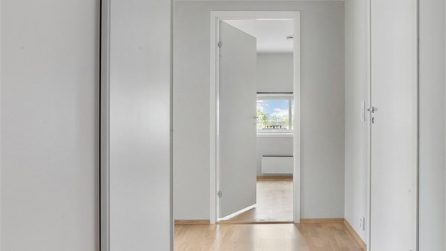 Entréen er utstyrt med en romslig skyvedørsgarderobe for praktisk oppbevaring.