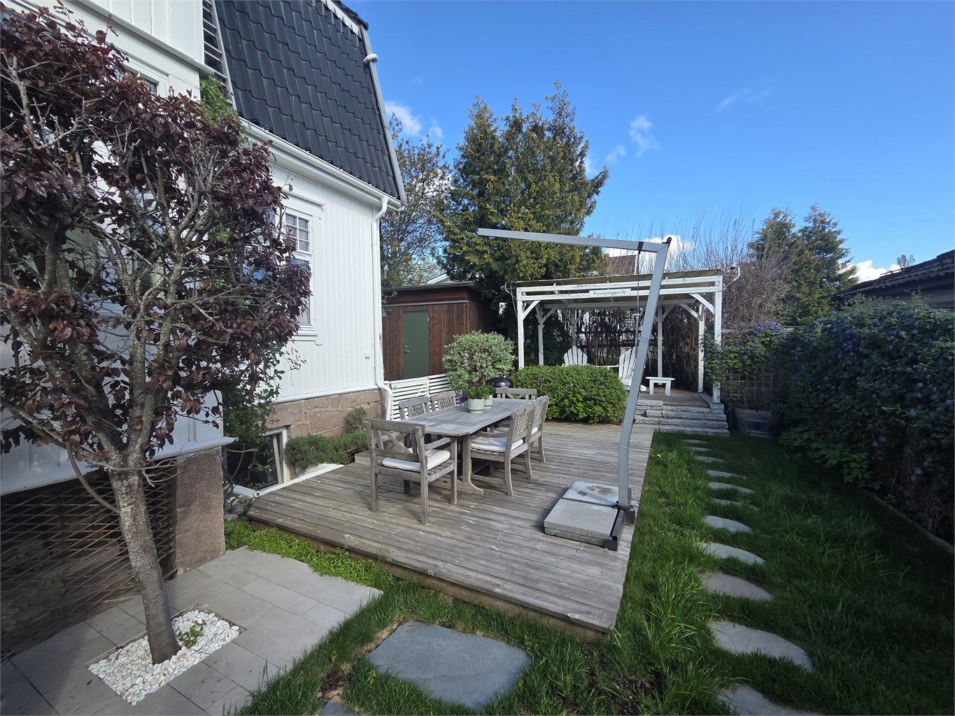 Terrasseplatting med god plass til spisebord og grill