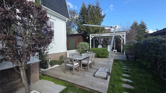 Terrasseplatting med god plass til spisebord og grill