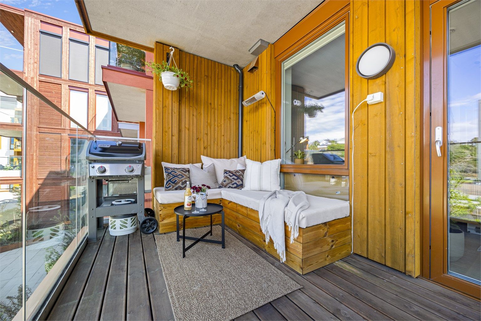 Plassbygget sofabenk med oppbevaringsmuligheter under putene