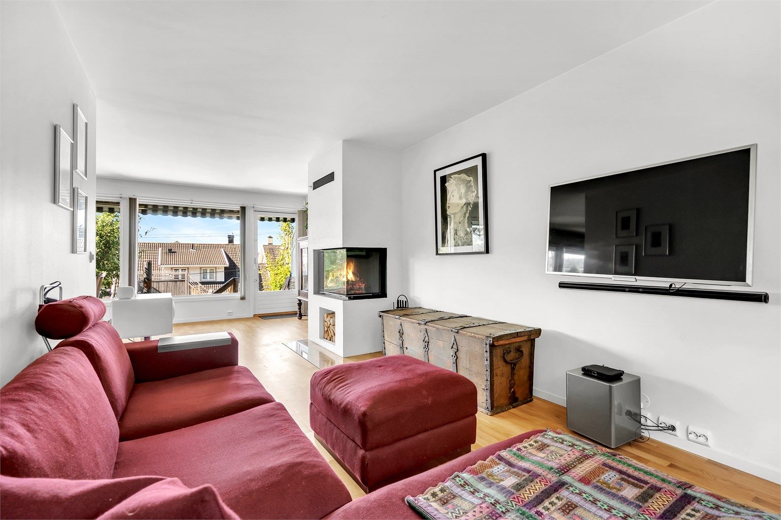 Her er god plass til en hyggelig sofagruppe med tilhørende salongbord samt tv-benk eller annet ønskelig stuemøblement. 