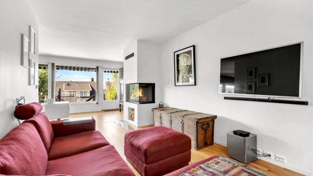 Her er god plass til en hyggelig sofagruppe med tilhørende salongbord samt tv-benk eller annet ønskelig stuemøblement.