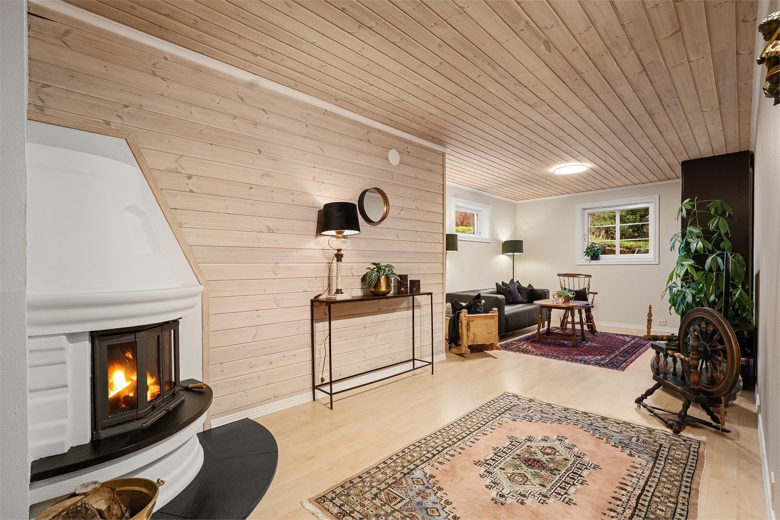 Stuen i underetasjen er meget romslig og har en koselig peis som sørger for godt med varme. 