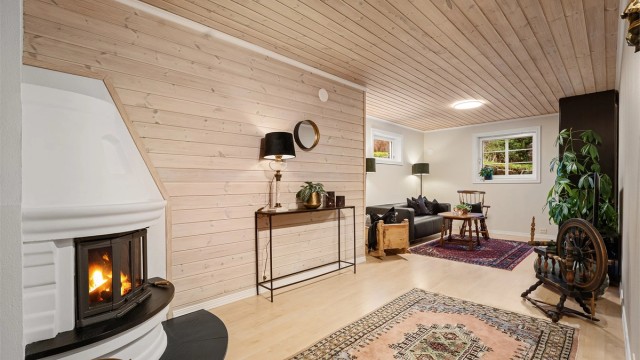 Stuen i underetasjen er meget romslig og har en koselig peis som sørger for godt med varme.