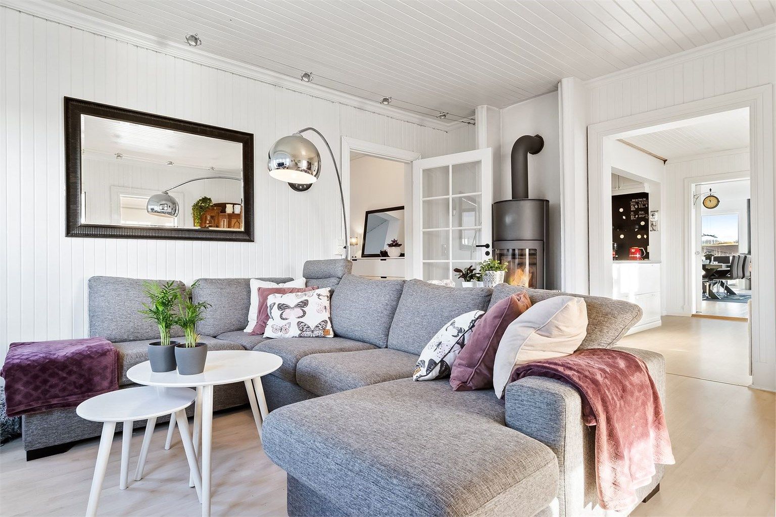 Stuen er lys og luftig