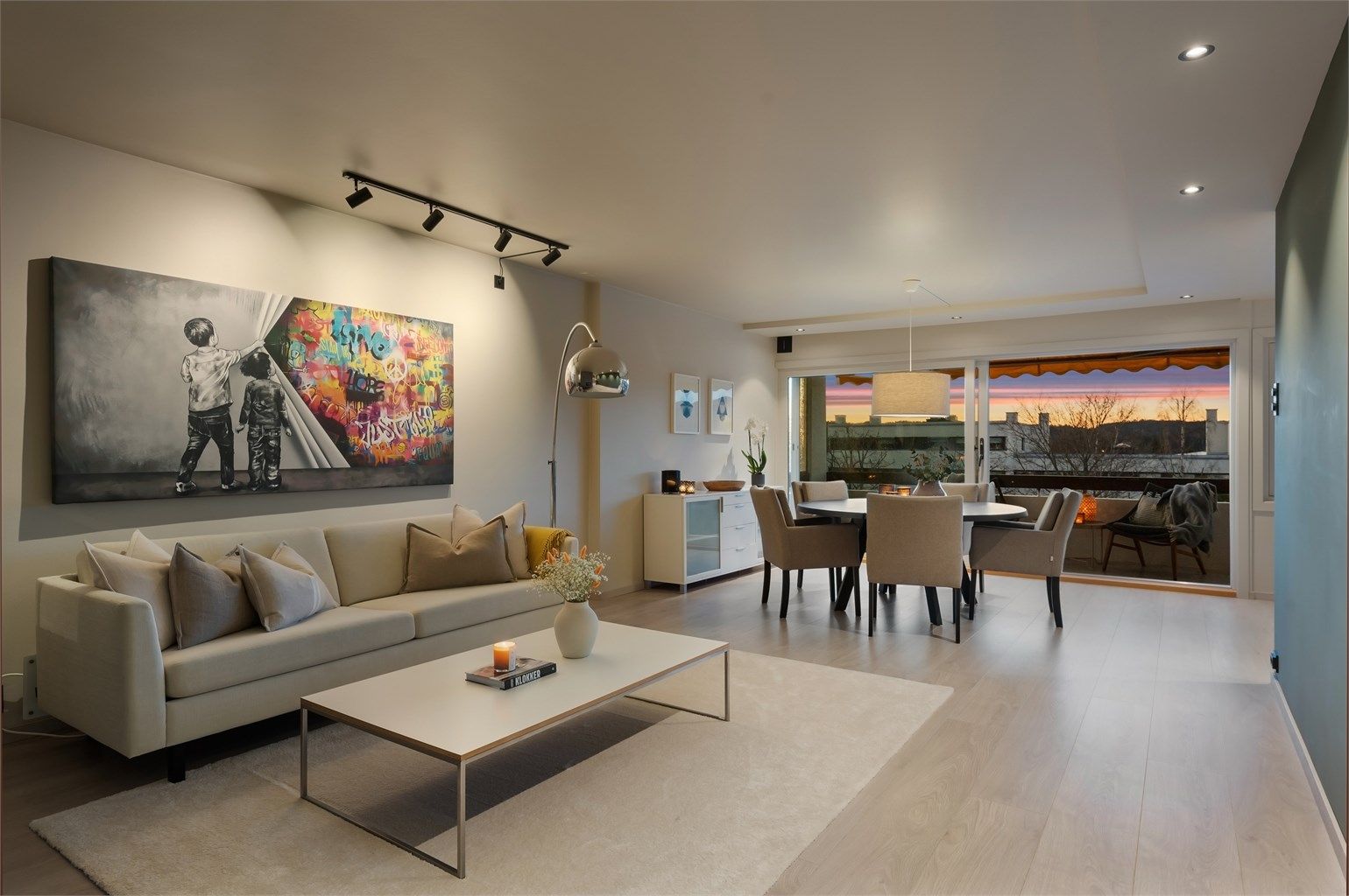 Leiligheten ble betydelig oppgradert i 2022 hvor en kan flytte rett inn