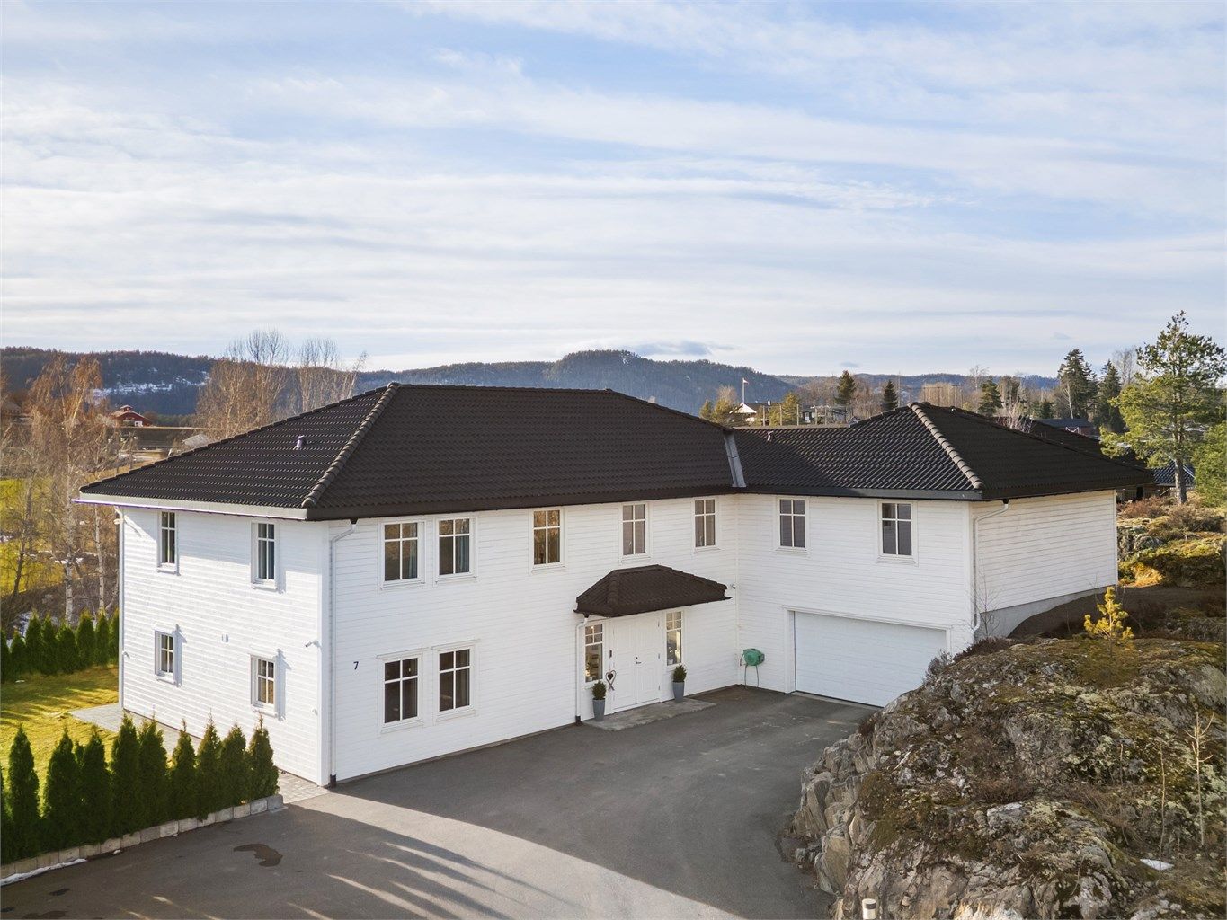 Klassisk enebolig med en moderne og innbydende utførelse. Foto: Ole Thorgeir Solheim Thoresen