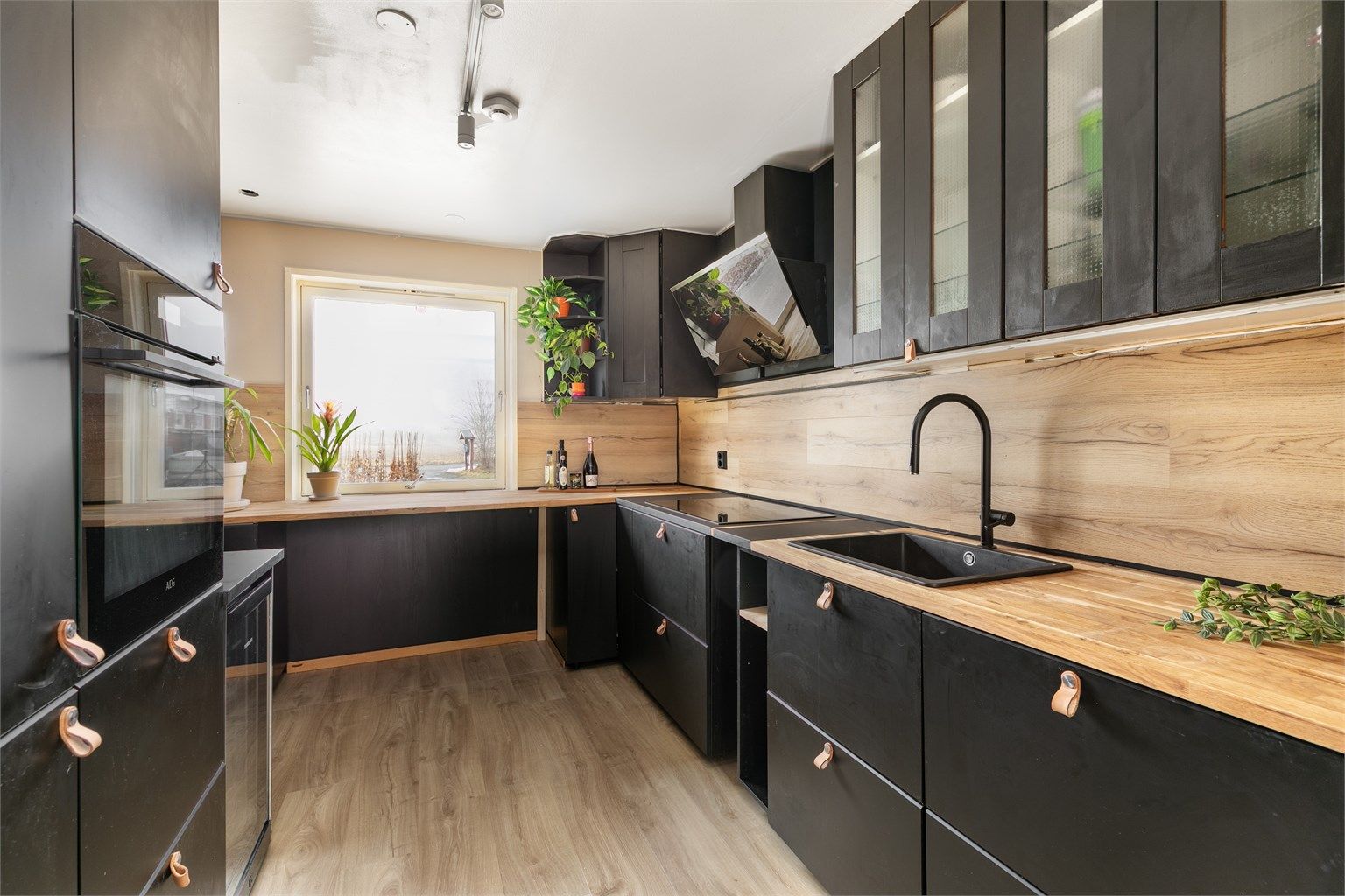 Kjøkkenet ble i 2024 oppgradert med ny innredning fra IKEA, påkostet med benkeplate i heltre eik.