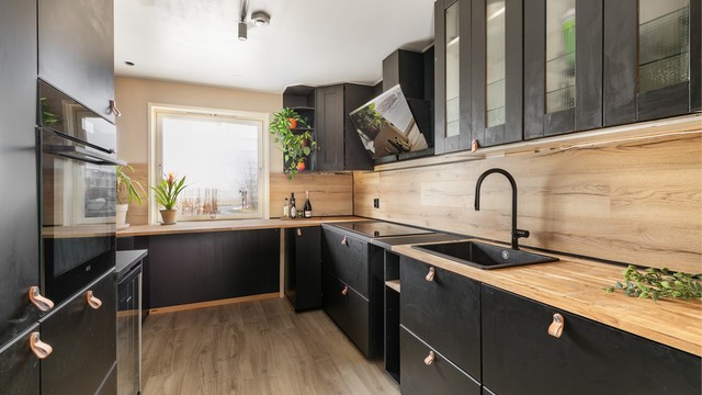 Kjøkkenet ble i 2024 oppgradert med ny innredning fra IKEA, påkostet med benkeplate i heltre eik.