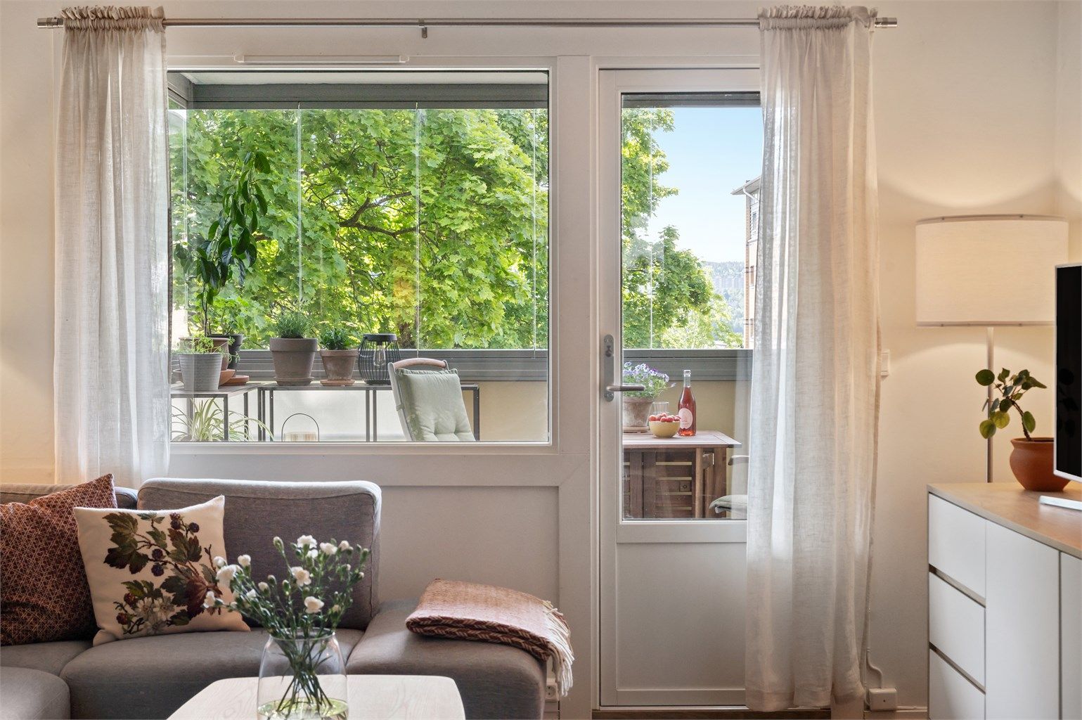 Boligen har en skjermet beliggenhet i blindvei.