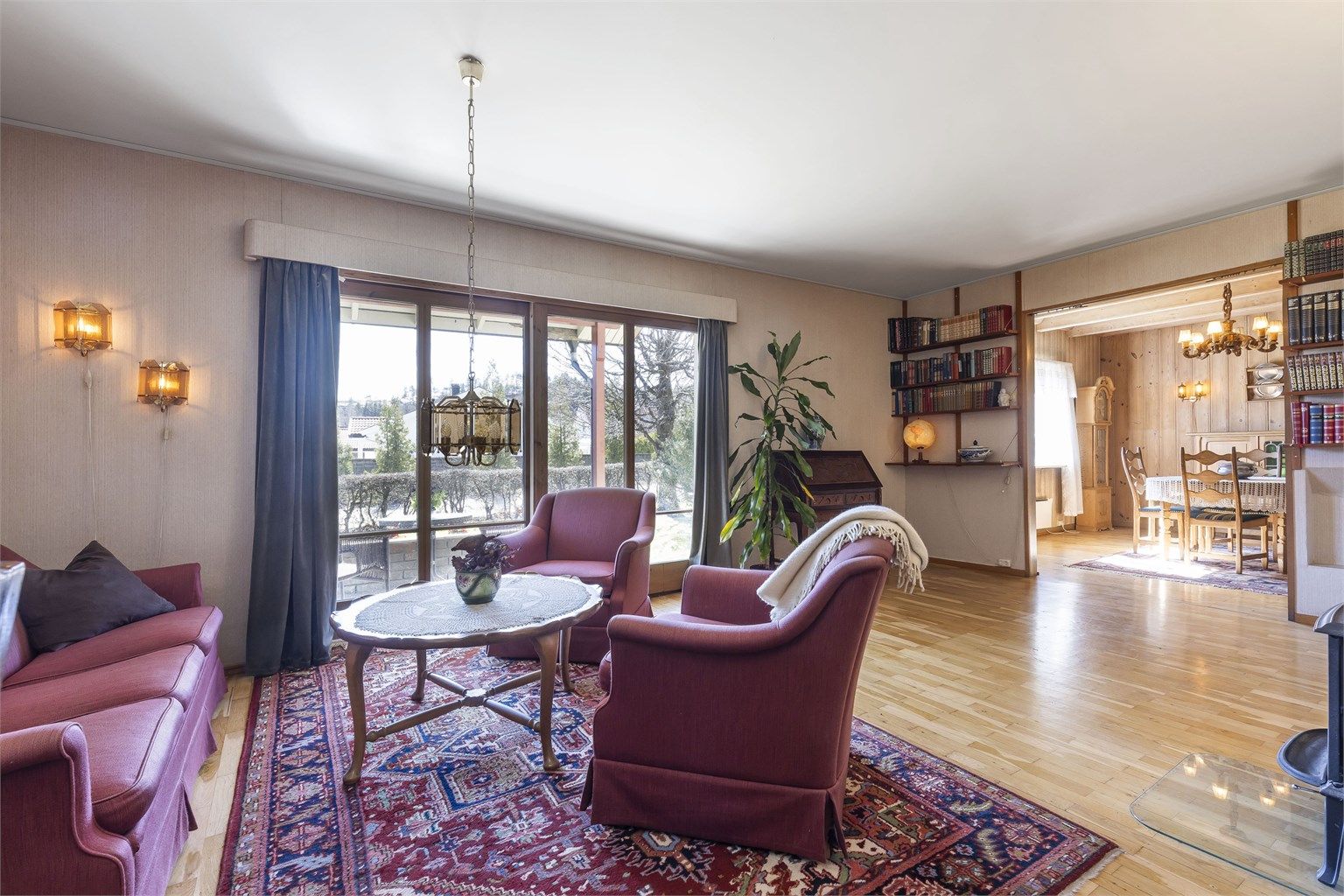 Stue med utgang til takoverbygget uteplass