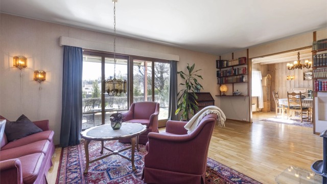 Stue med utgang til takoverbygget uteplass