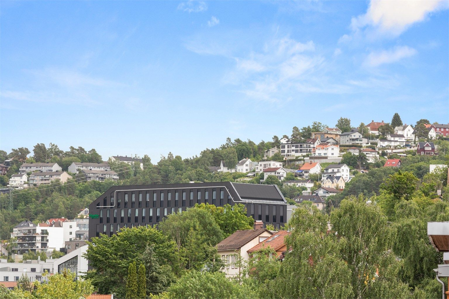 Fra leiligheten nyter du utsyn mot de grønne omgivelsene ved Ekebergåsen – en fin kontrast til det urbane bylivet like utenfor.
