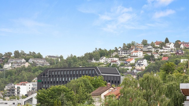 Fra leiligheten nyter du utsyn mot de grønne omgivelsene ved Ekebergåsen – en fin kontrast til det urbane bylivet like utenfor.