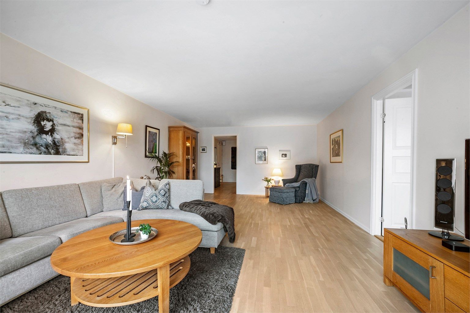 Stuen har generøs størrelse og byr på gode møbleringsmuligheter. 