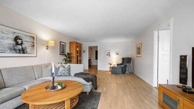 Stuen har generøs størrelse og byr på gode møbleringsmuligheter.